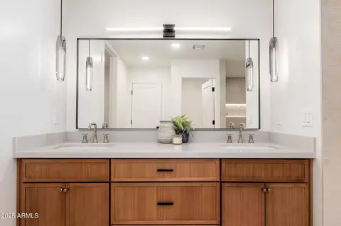 Bath - 4333 E Fairmount Ave, Phoenix, AZ 85018 photo 2 of 6