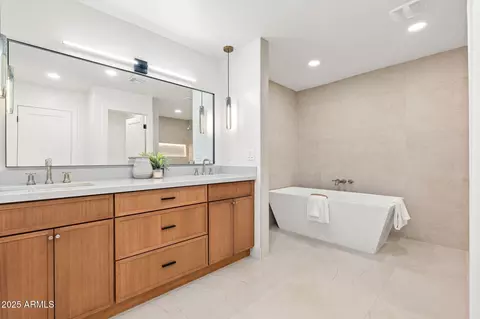 Bath - 4333 E Fairmount Ave, Phoenix, AZ 85018 photo 1 of 6