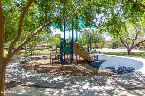 View/Area - 2207 E Hidalgo Ave, Phoenix, AZ 85040 photo 2 of 3
