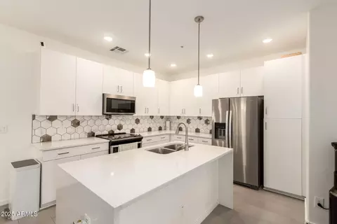 Kitchen - 2207 E Hidalgo Ave, Phoenix, AZ 85040 photo 1 of 3