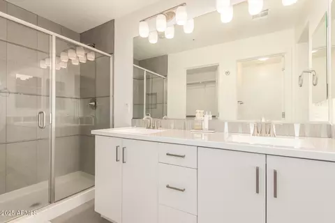 Bath - 2207 E Hidalgo Ave, Phoenix, AZ 85040 photo 2 of 4