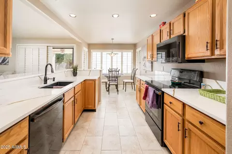 Kitchen - 3813 E Desert Flower Ln, Phoenix, AZ 85044 photo 4 of 5