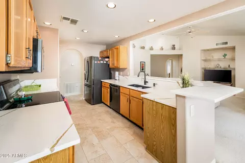 Kitchen - 3813 E Desert Flower Ln, Phoenix, AZ 85044 photo 3 of 5