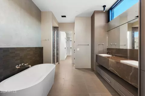 Bath - 4537 E Montecito Ave, Phoenix, AZ 85018 photo 3 of 6