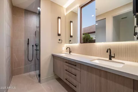 Bath - 4537 E Montecito Ave, Phoenix, AZ 85018 photo 1 of 6