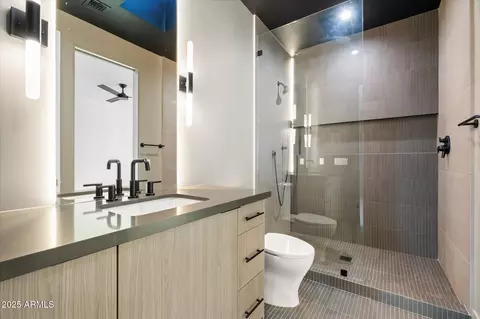Bath - 4537 E Montecito Ave, Phoenix, AZ 85018 photo 6 of 6