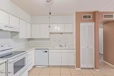 Kitchen - 720 S Dobson Rd #44, Mesa, AZ 85202 photo 2 of 3