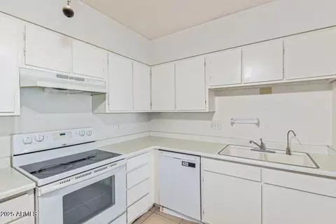 Kitchen - 720 S Dobson Rd #44, Mesa, AZ 85202 photo 3 of 3
