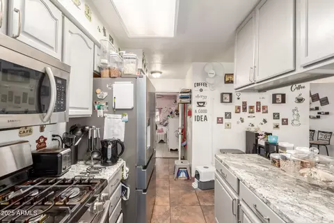 Kitchen - 2007 W Chipman Rd, Phoenix, AZ 85041 photo 3 of 3