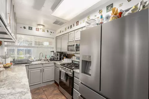 Kitchen - 2007 W Chipman Rd, Phoenix, AZ 85041 photo 2 of 3