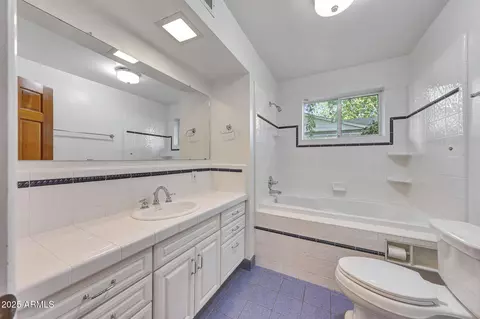 Bath - 7138 N 13th Pl, Phoenix, AZ 85020 photo 4 of 6