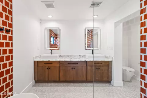 Bath - 4142 E Stanford Dr, Phoenix, AZ 85018 photo 1 of 7