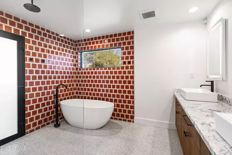 Bath - 4142 E Stanford Dr, Phoenix, AZ 85018 photo 2 of 7