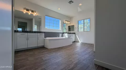 Bath - 4536 E Walter Way, Phoenix, AZ 85050 photo 2 of 4
