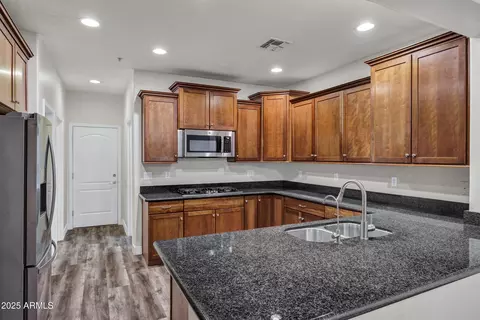 Kitchen - 3918 E Cat Balue Dr, Phoenix, AZ 85050 photo 5 of 6