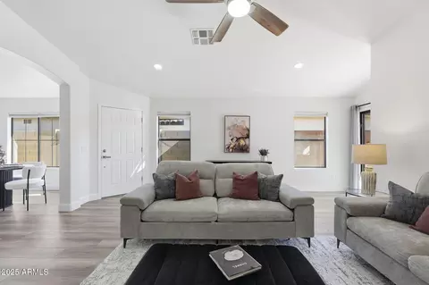 3301 E Hononegh Dr, Phoenix, AZ 85050 photo 8