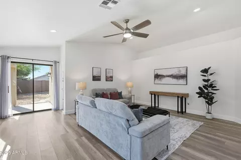 3301 E Hononegh Dr, Phoenix, AZ 85050 photo 5