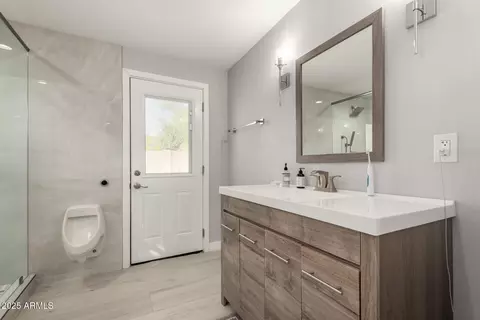 Bath - 3444 E Camelback Rd, Phoenix, AZ 85018 photo 5 of 7