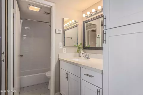 Bath - 3033 E Devonshire Ave #3028, Phoenix, AZ 85016 photo 1 of 2