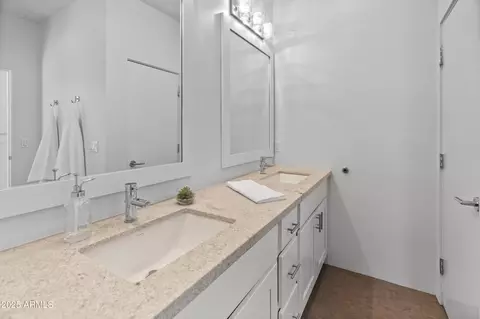Bath - 4339 E Via Estrella Ct, Phoenix, AZ 85028 photo 3 of 5