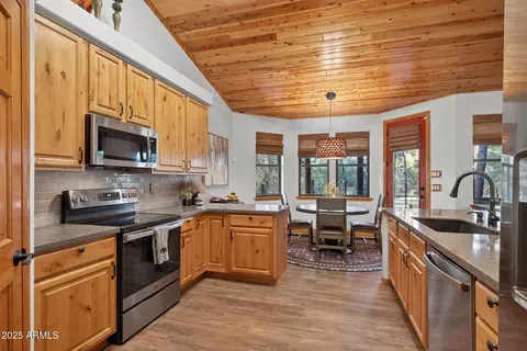 Kitchen - 4240 W Sugar Pine Loop, Show Low, AZ 85901 photo 4 of 7