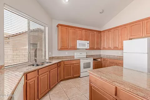 Kitchen - 7418 S 25th Ln, Phoenix, AZ 85041 photo 4 of 4