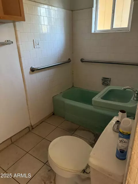 Bath - 1145 Eva St, Phoenix, AZ 85020 photo 1 of 1