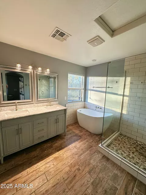 Bath - 4046 E Saint John Rd, Phoenix, AZ 85032 photo 3 of 5