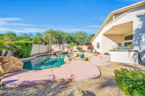 Exterior - 2425 W Hedgehog Pl, Phoenix, AZ 85085 photo 9 of 11