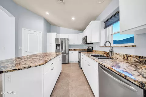 Kitchen - 2425 W Hedgehog Pl, Phoenix, AZ 85085 photo 2 of 5