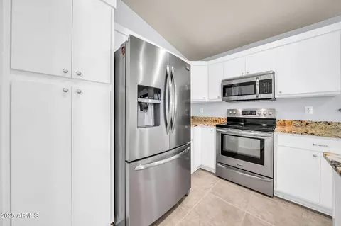 Kitchen - 2425 W Hedgehog Pl, Phoenix, AZ 85085 photo 4 of 5