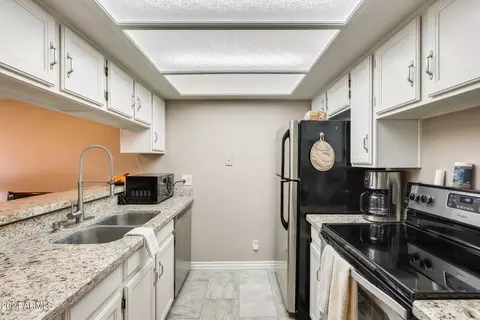 Kitchen - 3716 E University Dr #2014, Mesa, AZ 85205 photo 7 of 9
