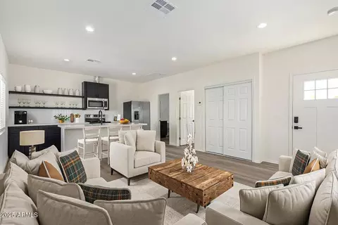 Living - 809 N 10th Ave, Phoenix, AZ 85007 photo 1 of 3