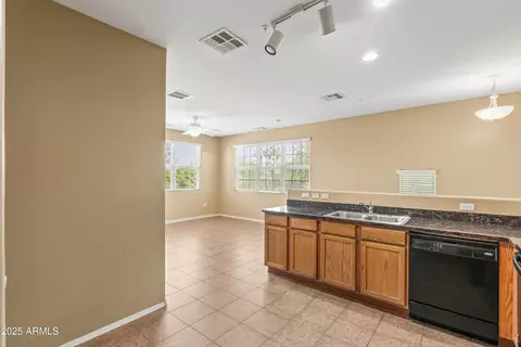 2277 E Huntington Dr, Phoenix, AZ 85040 photo 11