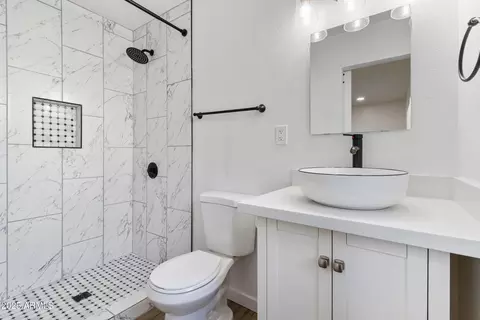 Bath - 3343 N 6th Ave, Phoenix, AZ 85013 photo 2 of 2
