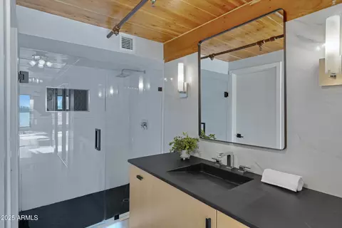 Bath - 914 E Osborn Rd #402, Phoenix, AZ 85014 photo 1 of 2