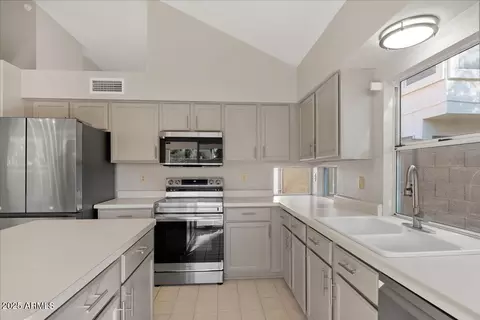 Kitchen - 2313 E Gondola Ln, Gilbert, AZ 85234 photo 3 of 4
