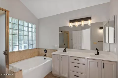 Bath - 2313 E Gondola Ln, Gilbert, AZ 85234 photo 2 of 4