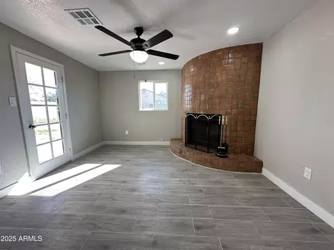 Living - 2315 E Nancy Ln, Phoenix, AZ 85042 photo 2 of 3