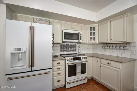 Kitchen - 2022 E Bishop Dr, Tempe, AZ 85282 photo 3 of 6