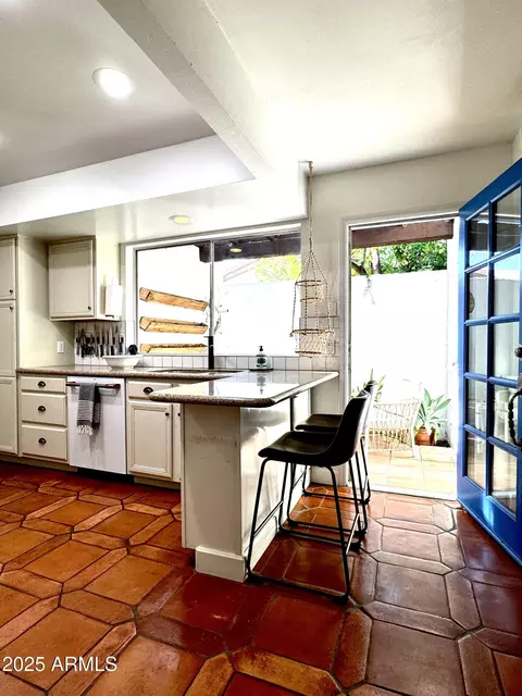 Kitchen - 2022 E Bishop Dr, Tempe, AZ 85282 photo 5 of 6