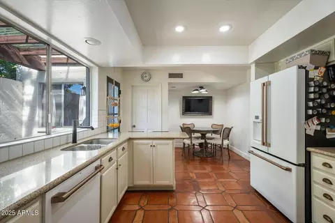 Kitchen - 2022 E Bishop Dr, Tempe, AZ 85282 photo 4 of 6
