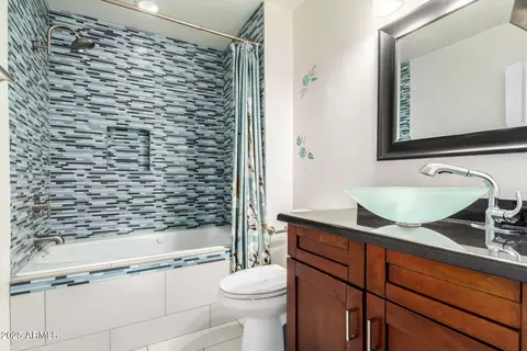 Bath - 2931 N 8th Ave, Phoenix, AZ 85013 photo 3 of 5