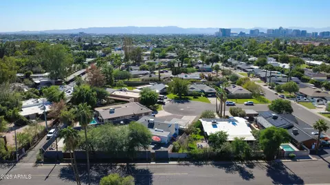 View/Area - 1326 Earll Dr, Phoenix, AZ 85014 photo 5 of 6