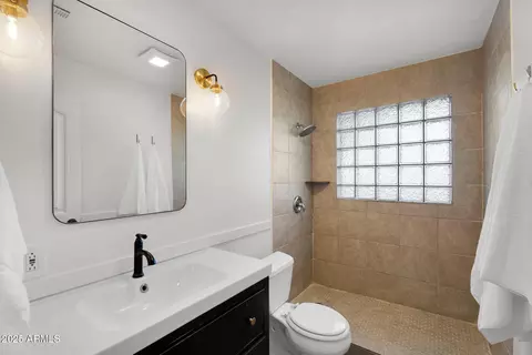 Bath - 3420 N 45th St, Phoenix, AZ 85018 photo 5 of 6