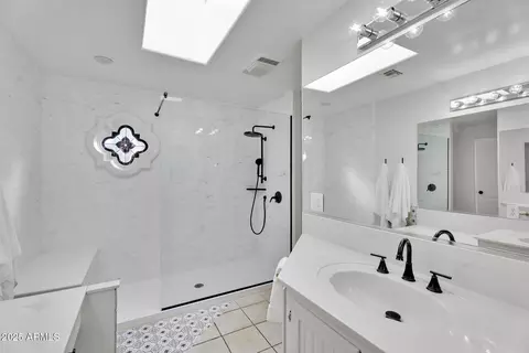 Bath - 3420 N 45th St, Phoenix, AZ 85018 photo 3 of 6