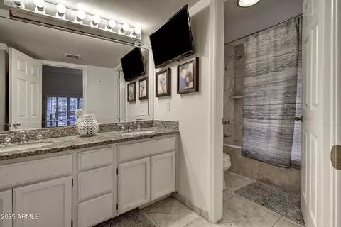 Bath - 3050 E Marlette Ave, Phoenix, AZ 85016 photo 2 of 5