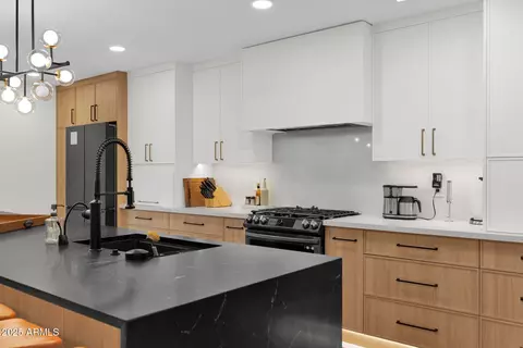 Kitchen - 4834 Earll Dr E, Phoenix, AZ 85018 photo 3 of 5