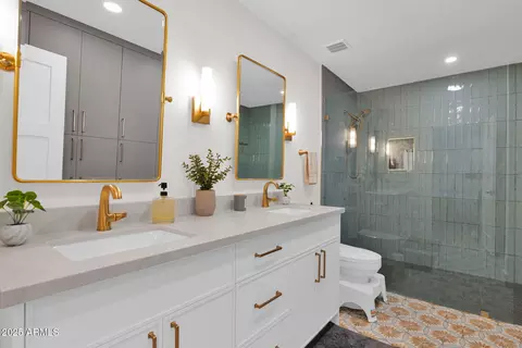 Bath - 4834 Earll Dr E, Phoenix, AZ 85018 photo 5 of 7