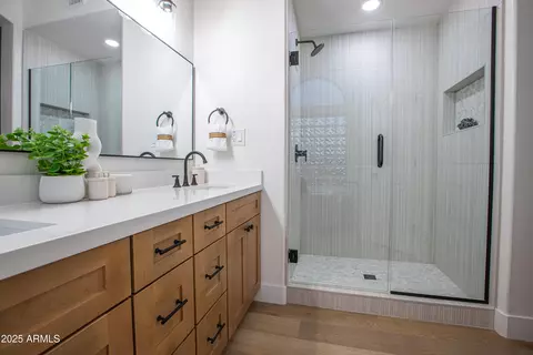 Bath - 4438 E Rowel Rd, Phoenix, AZ 85050 photo 3 of 4